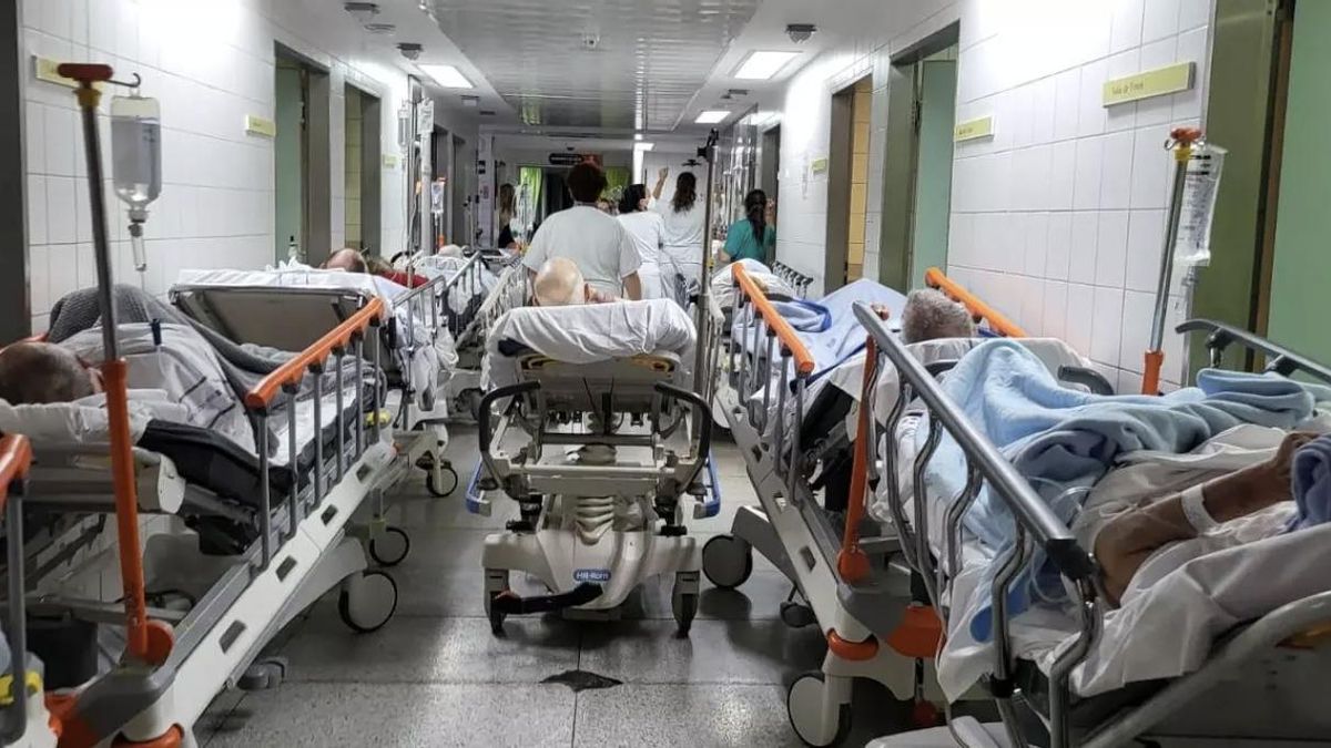 Las urgencias del HUC, un año después de la revuelta: "Hay más camillas, pero seguimos con la vergüenza de los pasillos"