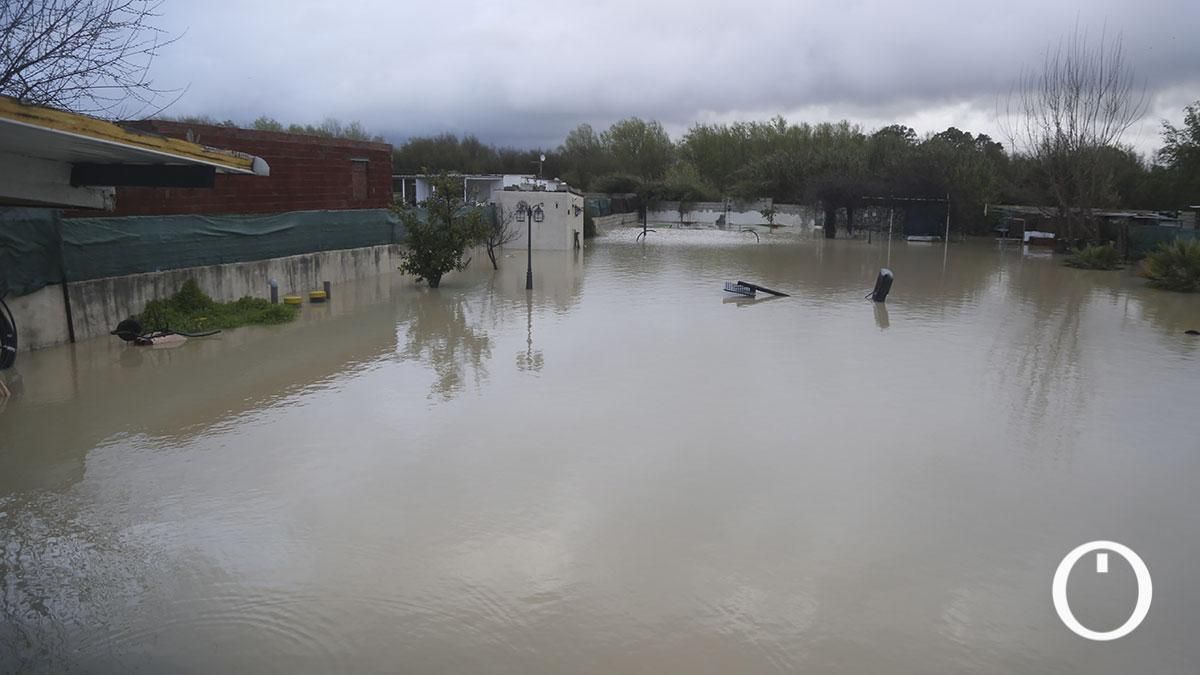Desalojo de viviendas en una parcelación por la crecida del río