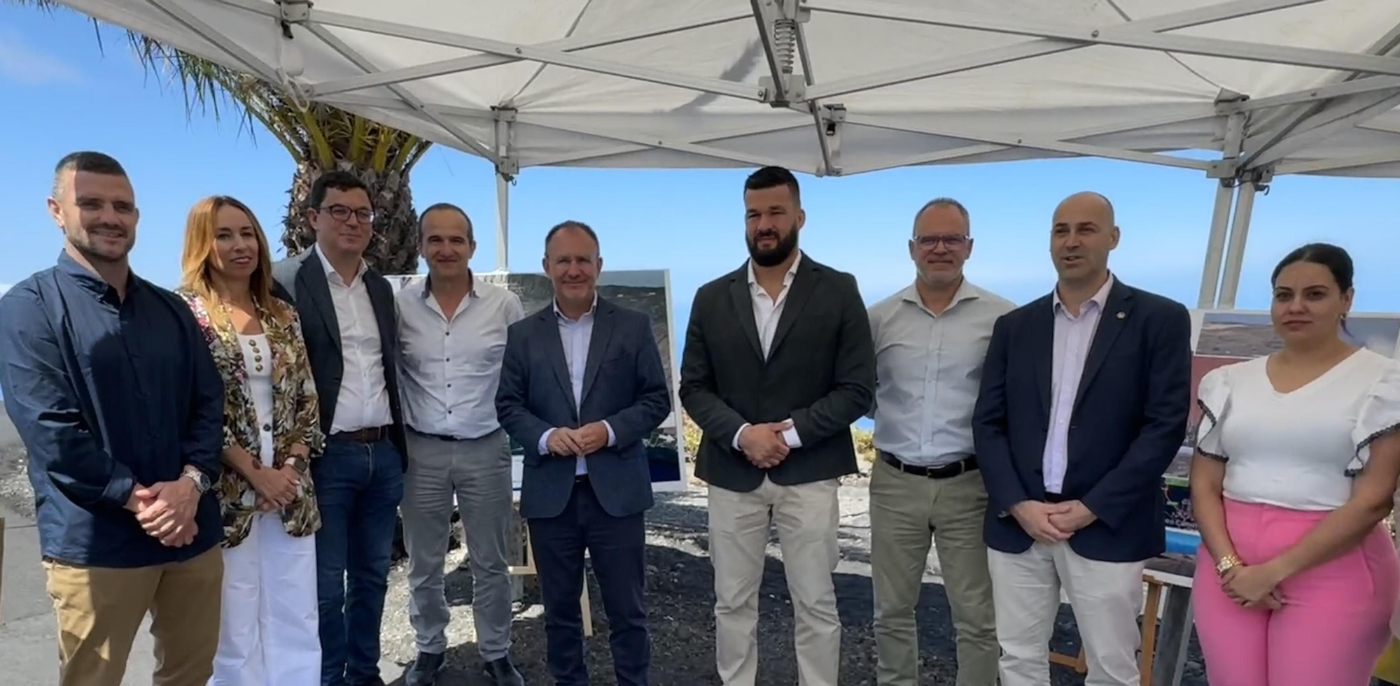 Las autoridades en el acto de entrega de la carretera Hoyo Verdugo.
