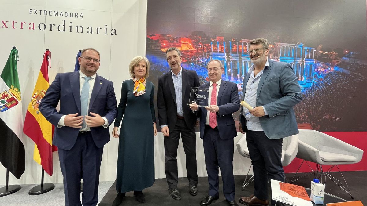 Anuncio en Fitur de la edición 70ª con el alcalde (izquierda) la consejera de Cultura de la Junta y a la derecha el director Jesús Cimarro y (primero por la derecha) el director-gerente del Festival y director del Patronato, Pedro Blanco