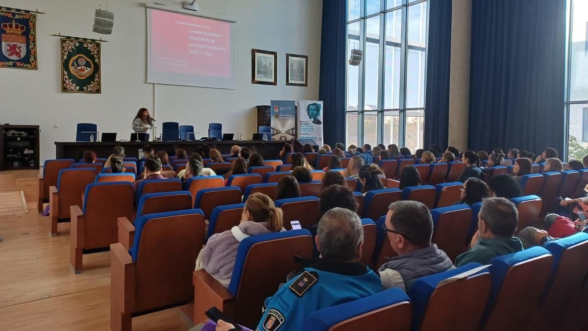 Los expertos defienden en León la formación en ciberseguridad frente a la violencia sexual y la trata por cauces digitales