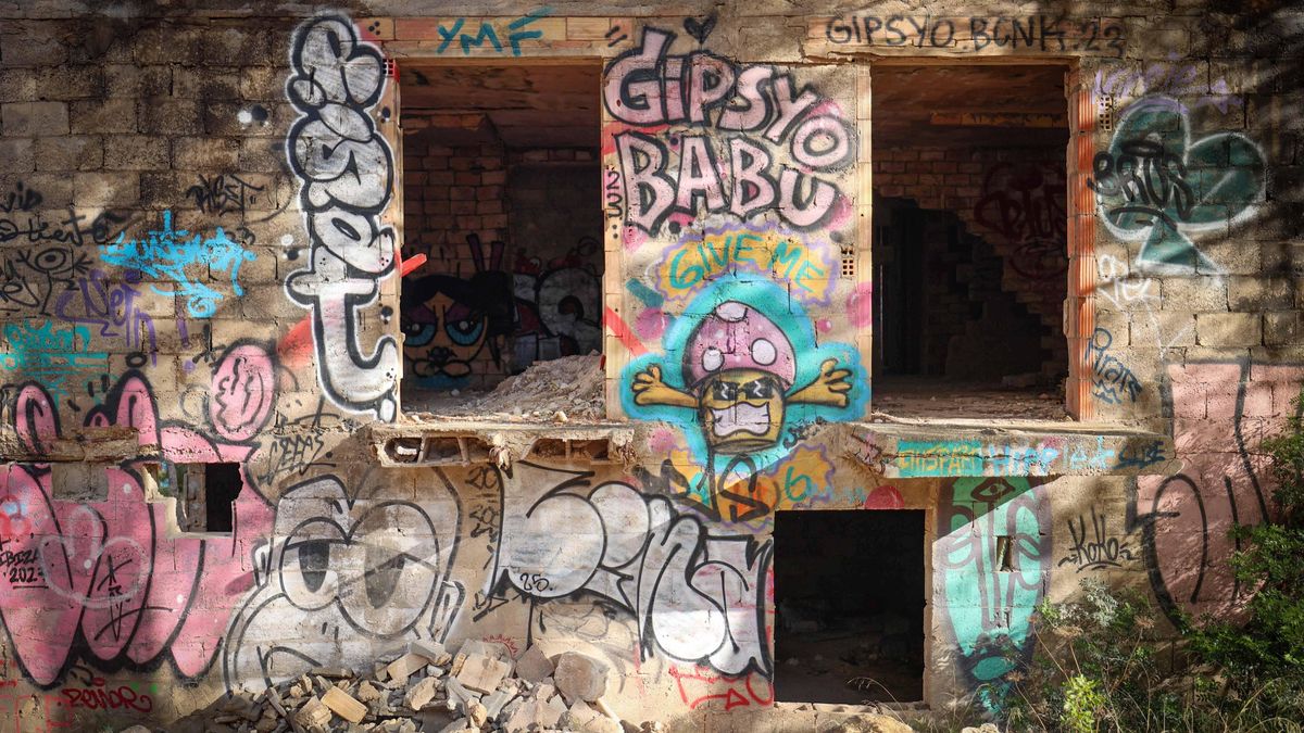 La propiedad ha tenido que contratar a un vigilante que vigile el perímetro, frecuentado por artistas