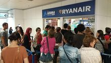 Cancelaciones inesperadas, mostradores que se pasan la pelota y desorganización: los pasajeros de Ryanair denuncian el caos por la huelga