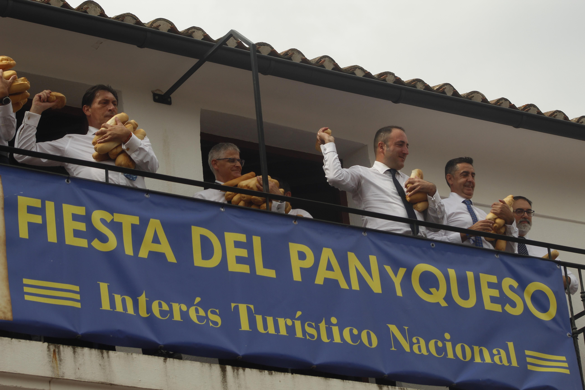 Los panes y los quesos vuelan desde la ermita de Quel para cumplir con una tradición de más de 500 años