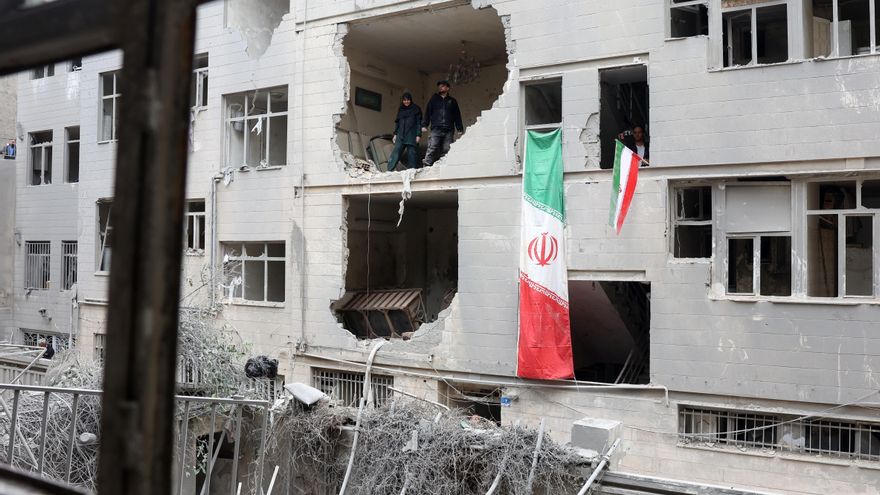 TEHERAN (Iran).- Unos iraníes se encuentran dentro de su edificio residencial dañado en el sur de Teherán, Irán, el 15 de marzo de 2026. Una operación militar conjunta de Israel y Estados Unidos sigue atacando múltiples objetivos en todo Irán desde la madrugada del 28 de febrero de 2026. (Teherán) EFE/EPA/ABEDIN TAHERKENAREH