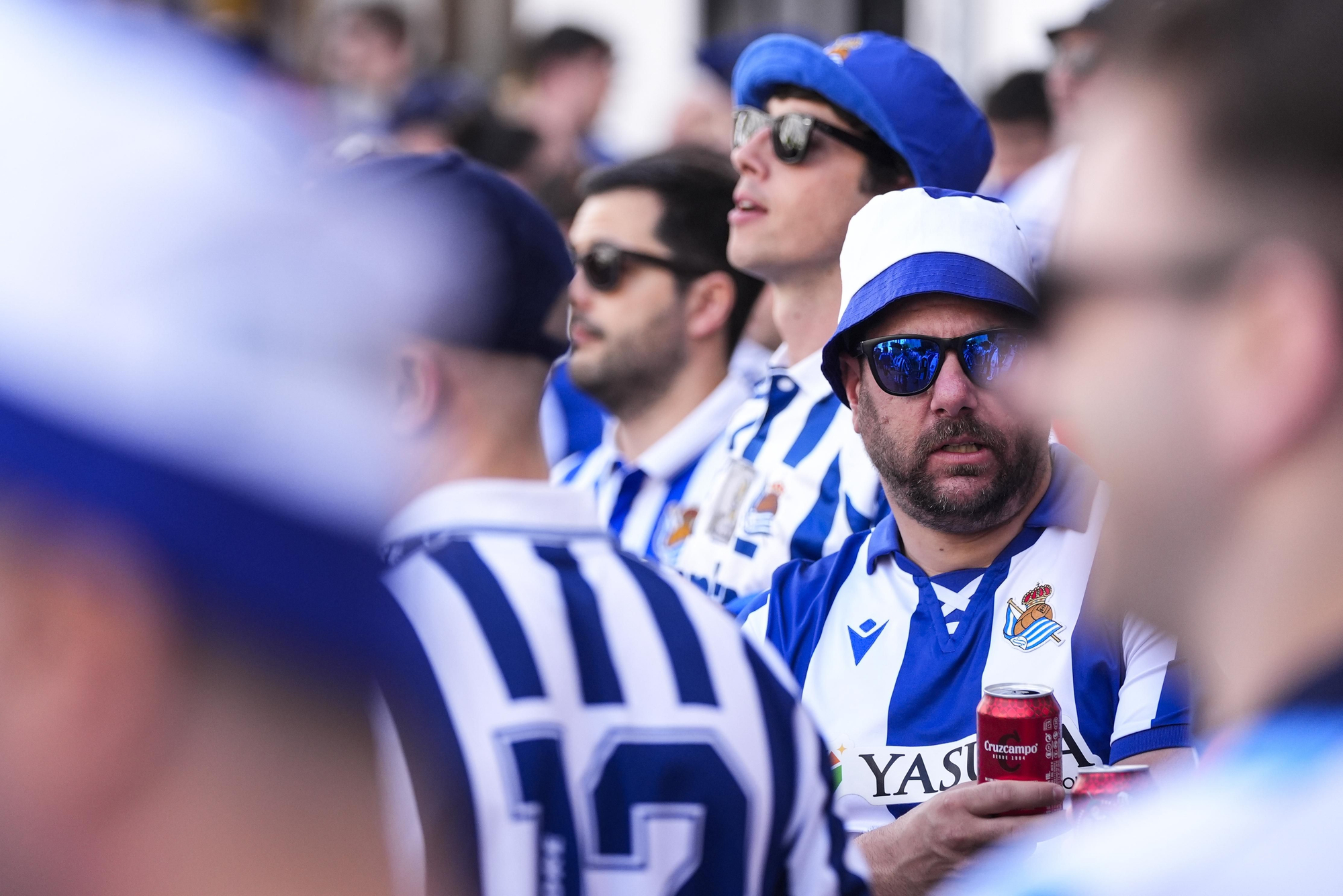 Aficionados de la Real Sociedad tiñen Sevilla de txuri-urdin en la previa de la final de la Copa del Rey.