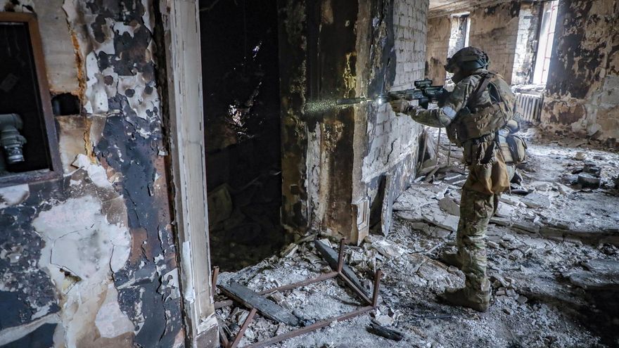 Mariupol (Ukraine), 12/04/2022.- A picture taken during a visit to Mariupol organized by the Russian military shows a Russian serviceman securing the area inside the destroyed Drama Theatre in Mariupol, Ukraine, 12 April 2022. At least 300 people died after a Russian airstrike on the Drama Theatre of Mariupol on 16 March, the Donetsk Regional State Administration sai whereas the Russian Defence Ministry denies the airstike and claims the theatre was blown up by the Azov battalion. Some 133,214 people, including two thousand people over the past day, left Mariupol through the gum corridor in the eastern direction, according to the head of the Russian National Defense Control Center. (Rusia, Ucrania, Estados Unidos)