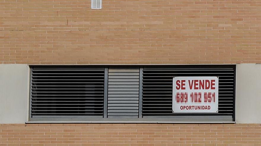 Un cartel anuncia la venta de una vivienda.