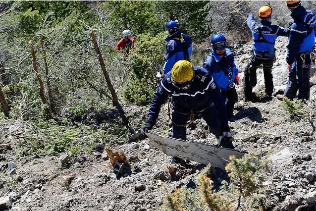 Miembros del operativo especial para el rescate de los restos del avión de Germanwings, trabajando en la zona de los Alpes del siniestro
