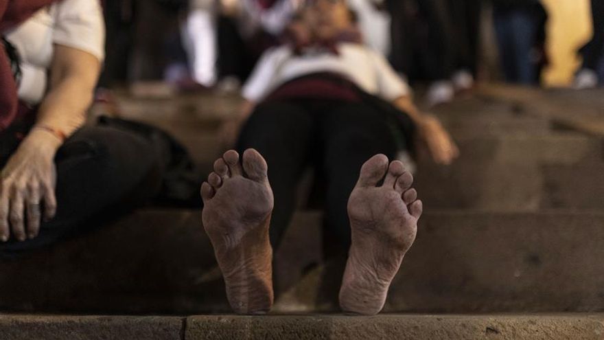 Los pies de una de las costaleras que hace el recorrido de la procesión descalza