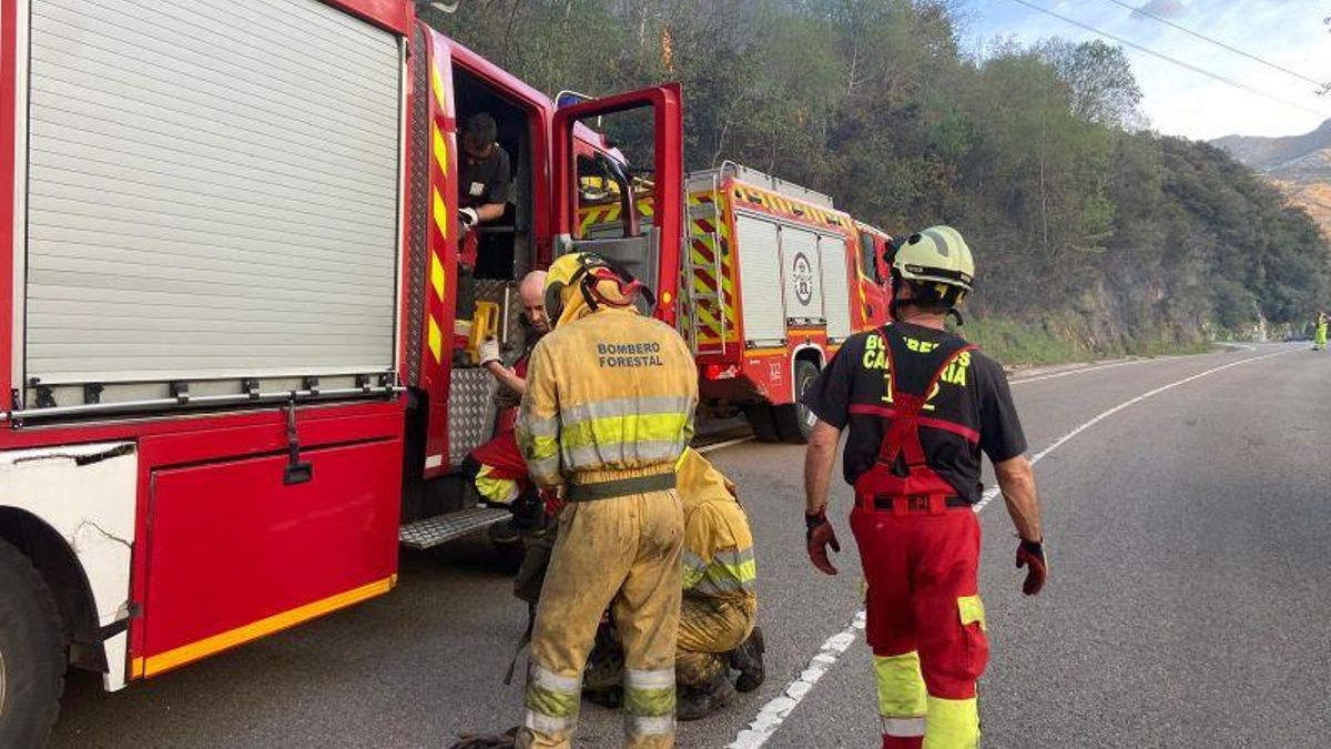 Cantabria mantiene un incendio forestal activo en la localidad de Vega de Liébana