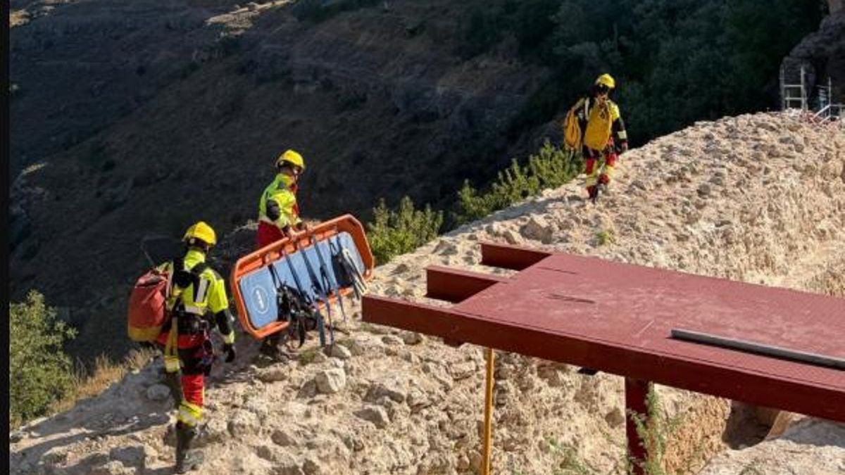 Los bomberos de Cuenca rescatan a un trabajador que cayó al vacío durante la rehabilitación de la muralla