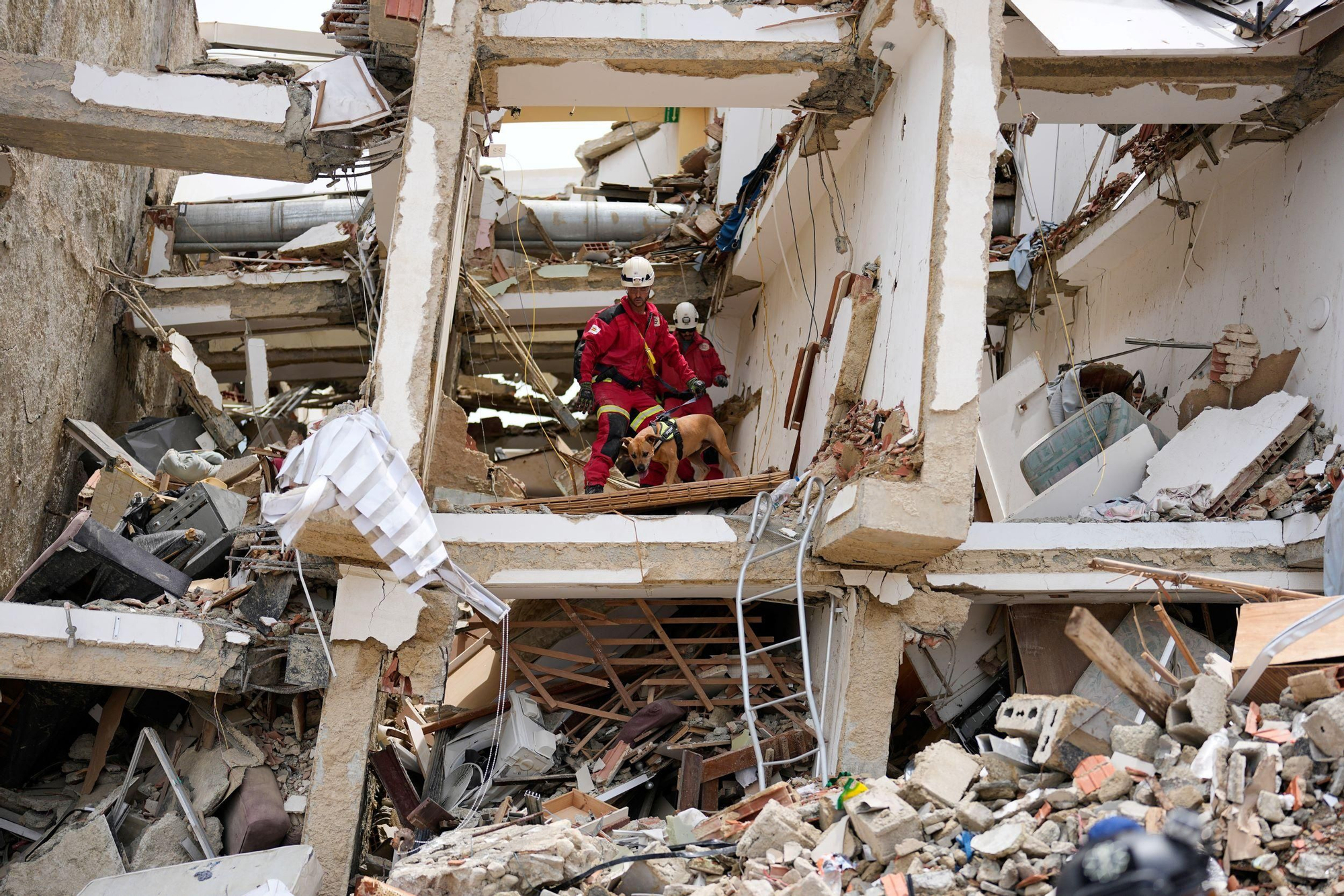 Rescatistas españoles buscan sobrevivientes entre los escombros de un edificio derrumbado por los terremotos en La Guaira, Venezuela. Foto: AP/Fernando Vergara