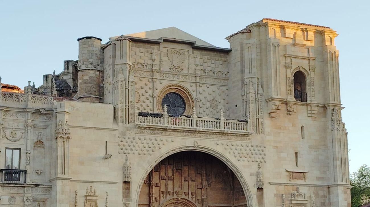 Termina la restauración de la fachada de la Iglesia de San Marcos de León