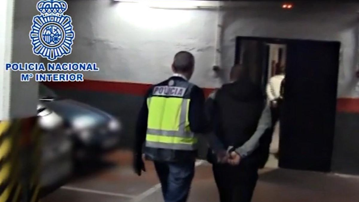 Imagen de archivo de una detención de la Policía Nacional por robos en vivendas de León.