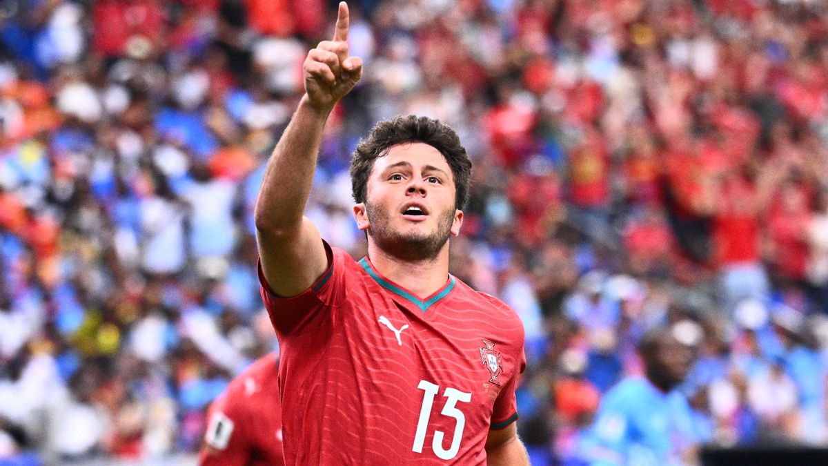 João Neves celebra su gol ante la República Democrática del Congo apuntando al cielo en recuerdo de Diogo Jota.