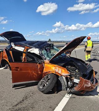 Los Bomberos de León tuvieron que emplearse a fondo en el accidente de la LE-30.