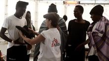 Algunos de los inmigrantes a bordo de la flotilla del 'Aquarius'