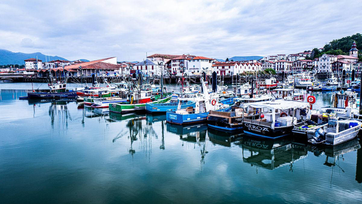 Barcos en el muelle en San Juan de Luz.