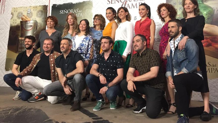 El equipo de 'Señoras del (h)AMPA' en la presentación a medios
