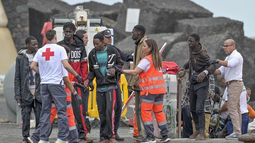 Las llegadas irregulares a Canarias en lo que va de 2025 se reducen casi a la mitad respecto a las de 2024