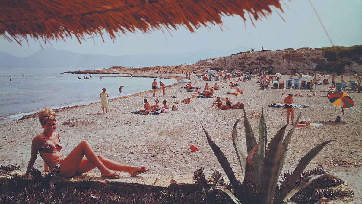 Playas paradisíacas, piscinas de postal, letreros vintage y veraneantes noveles protagonizan el grueso de las imágenes del archivo.