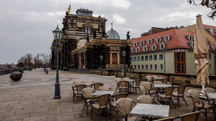Imagen de una terraza vacía en una plaza de Dresde, Alemania. EFE/EPA/FILIP SINGER/Archivo