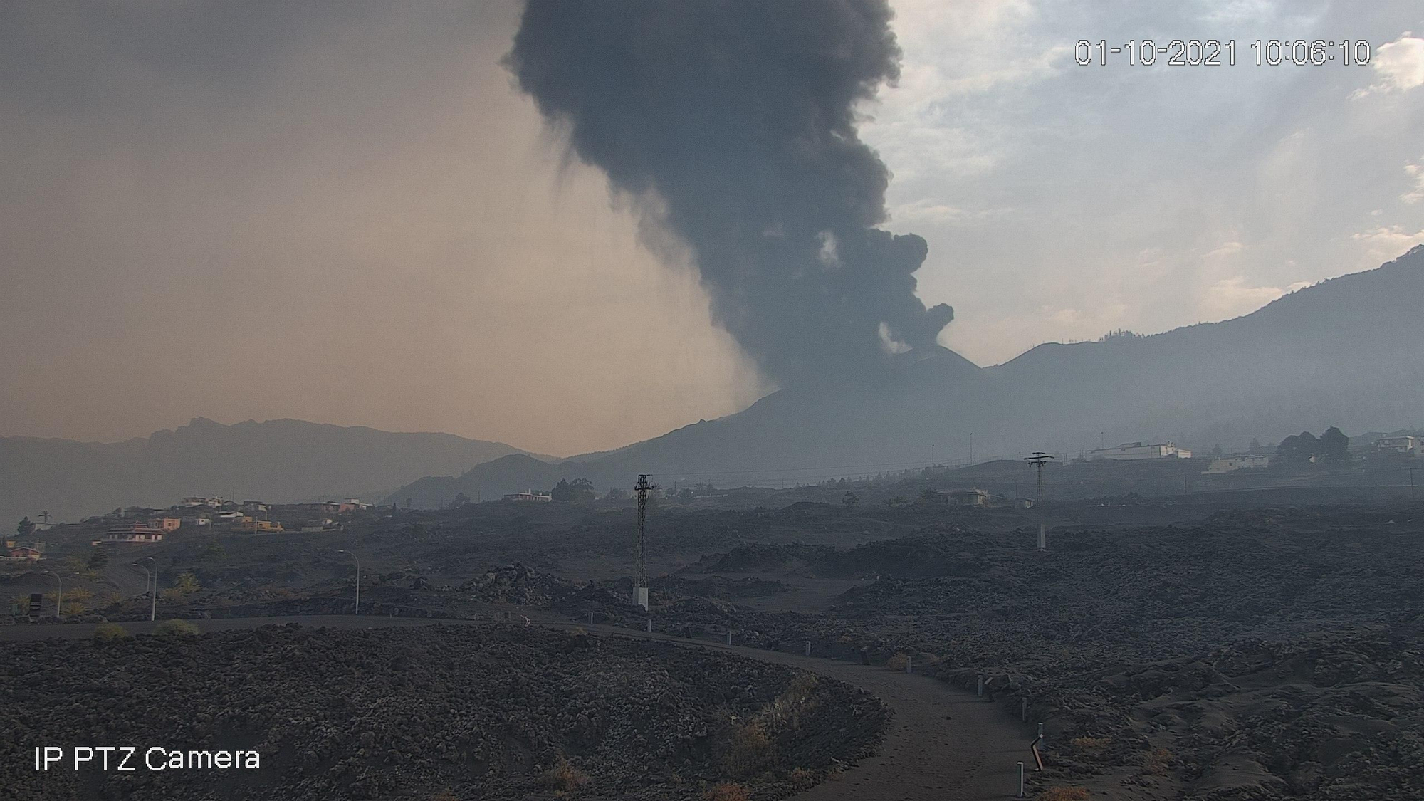 Densa columna volcánica, en la mañana de este viernes, de la erupción de La Palma en la zona de Cabeza Vaca, en Cumbre Vieja.