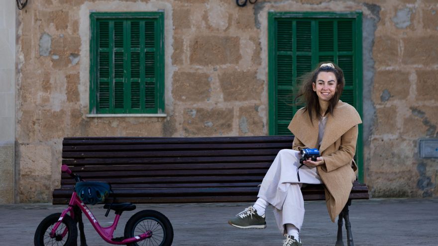 "Quiero encontrar a sus propietarios": el enigma de las fotos familiares halladas en una cámara comprada en un mercadillo