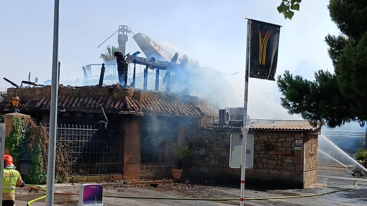 Arde el restaurante La Junquera de Zaragoza: los bomberos trabajan para evitar que el fuego se extienda