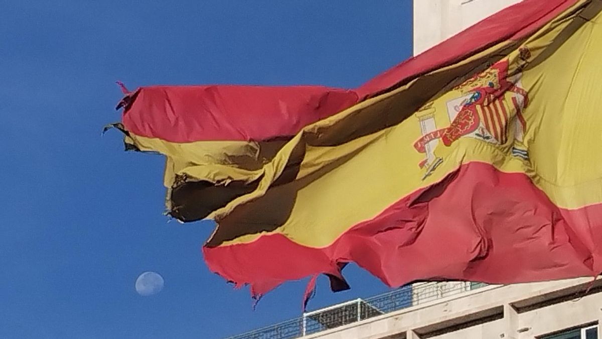 Jirones en la bandera de Plaza España de Madrid, este viernes