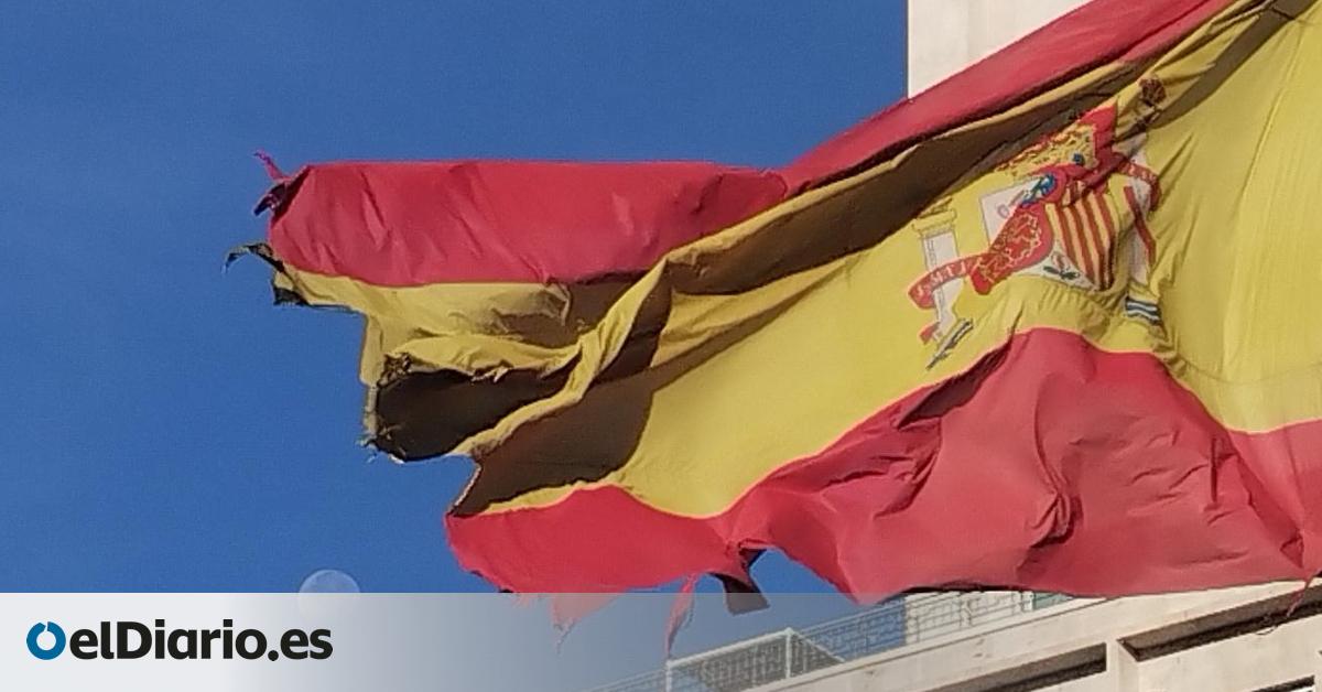 La bandera gigante que culminó la fiebre nacionalista de Almeida se deshace a jirones en Plaza de España