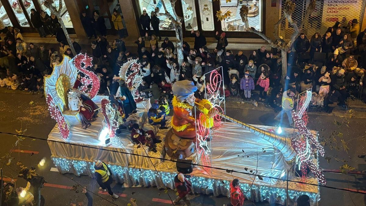 La cabalgata de los Reyes Magos reparte ilusión por las calles de Logroño