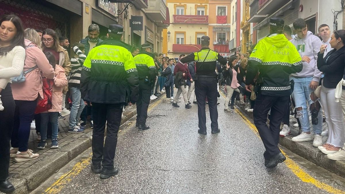 Agentes del dispositivo de Semana Santa de la Policía Local.