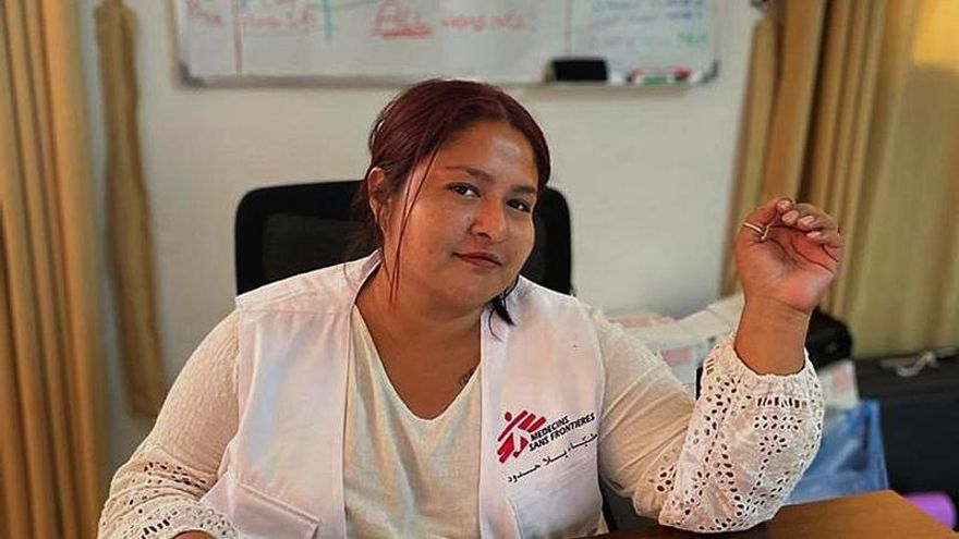 Fotografía cedida hoy por Médicos sin fronteras donde se observa a la enfermera mexicana Michelle Ravell en un consultorio.