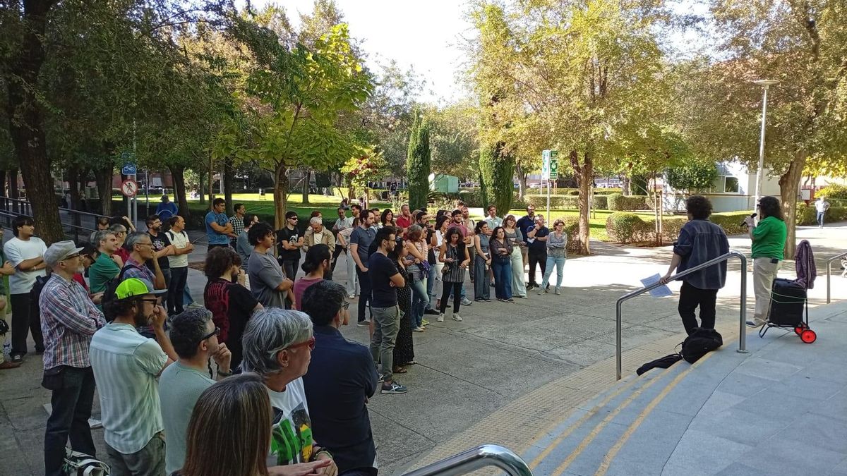 Grupo de docentes e investigadores en el campus de Reina Mercedes