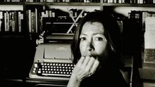 Joan Didion, frente a su máquina de escribir