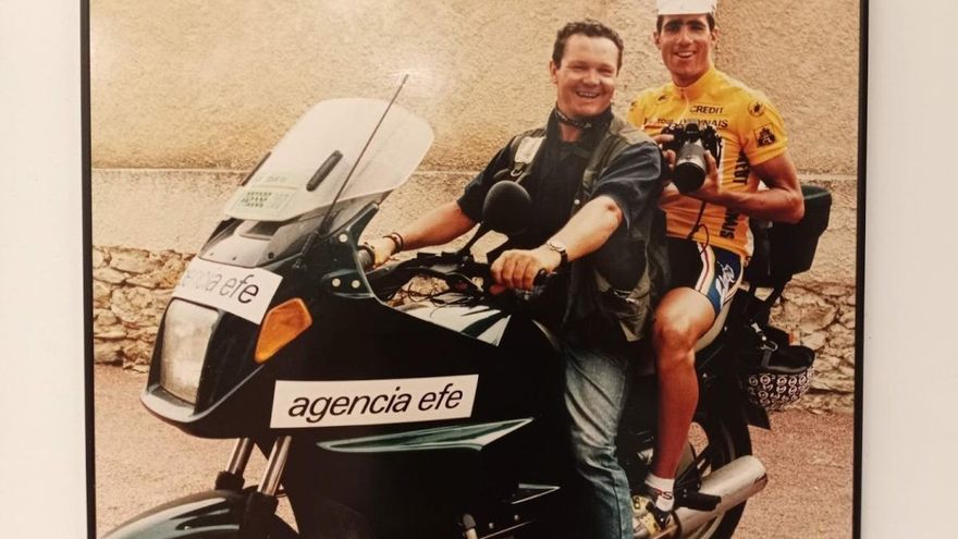 Mondelo retratado junto a Indurain.