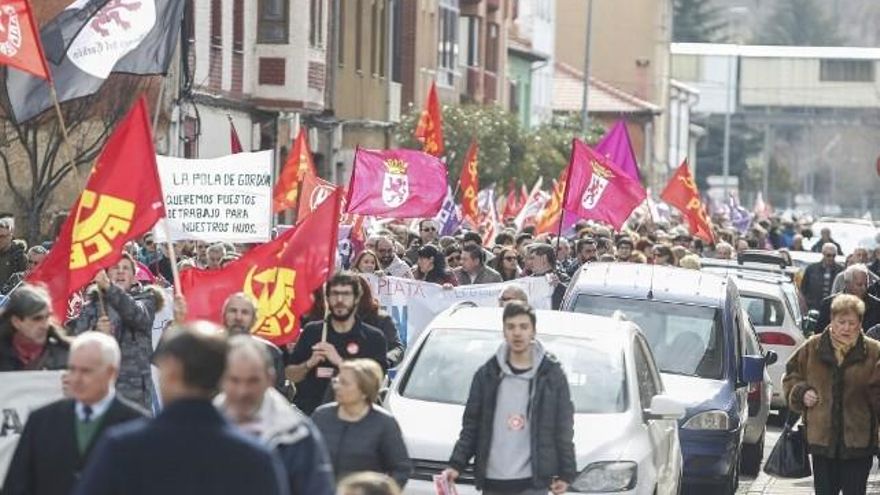 Carlos S. Campillo / ICAL La Robla acoge una manifestación convocada por CCOO y UGT en defensa del futuro de la Montaña Leonesa