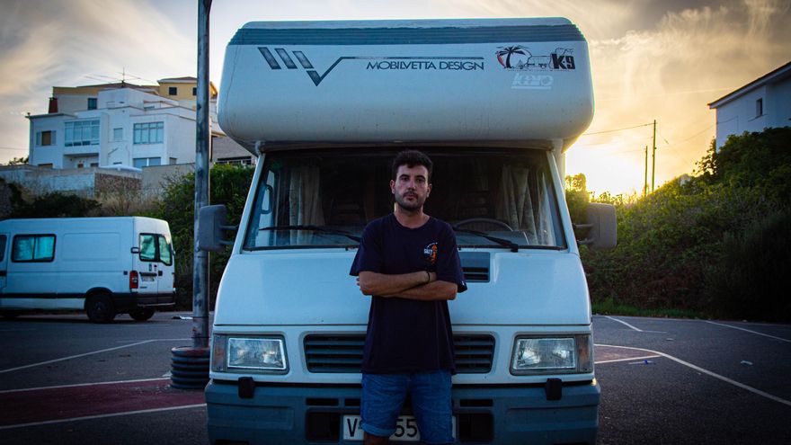 Jóvenes condenados a vivir en caravanas: “Dejé de alquilar pisos en Menorca porque los compran extranjeros con dinero"