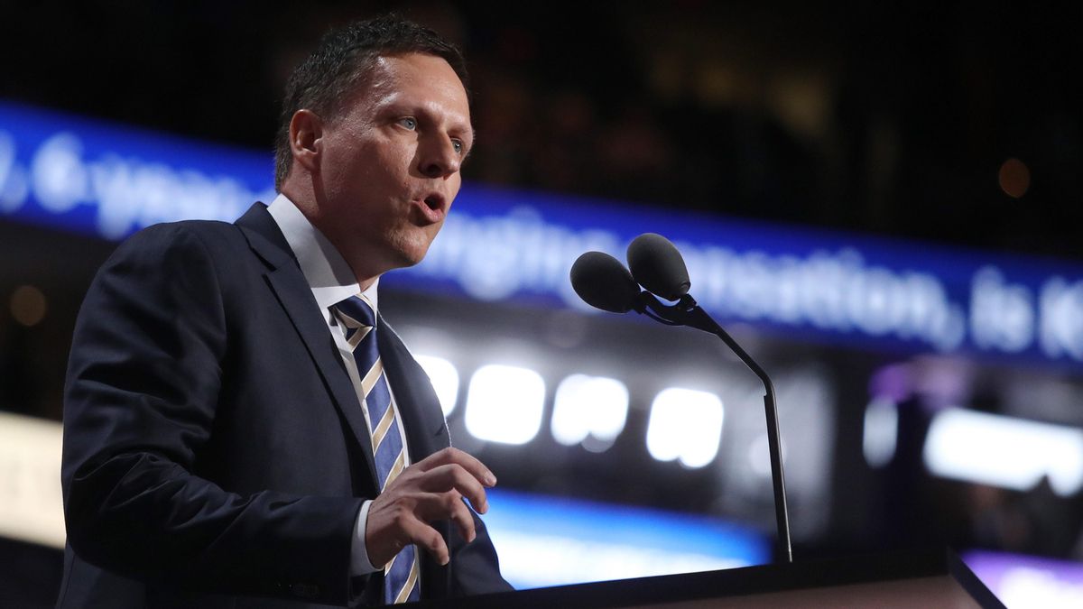 Peter Thiel habla durante el día de cierre de la Convención Nacional Republicana 2016, en el Quicken Loans Arena de Cleveland, Ohio.