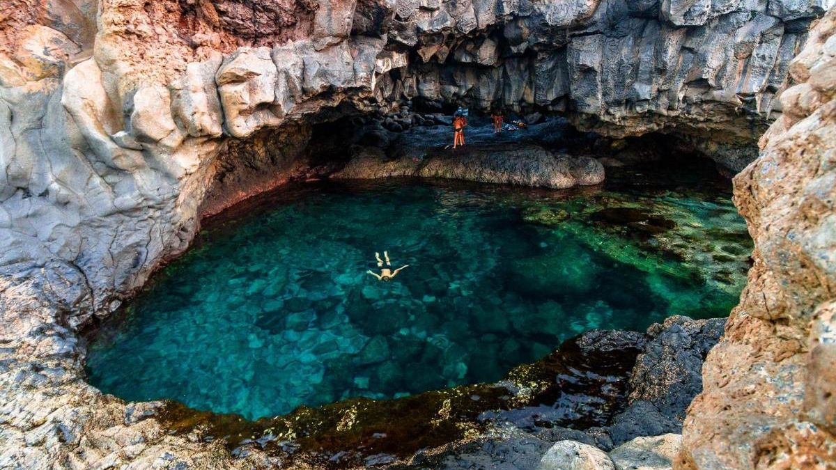 La piscina natural de aguas turquesas y pasado volcánico en la que refrescarse en El Hierro