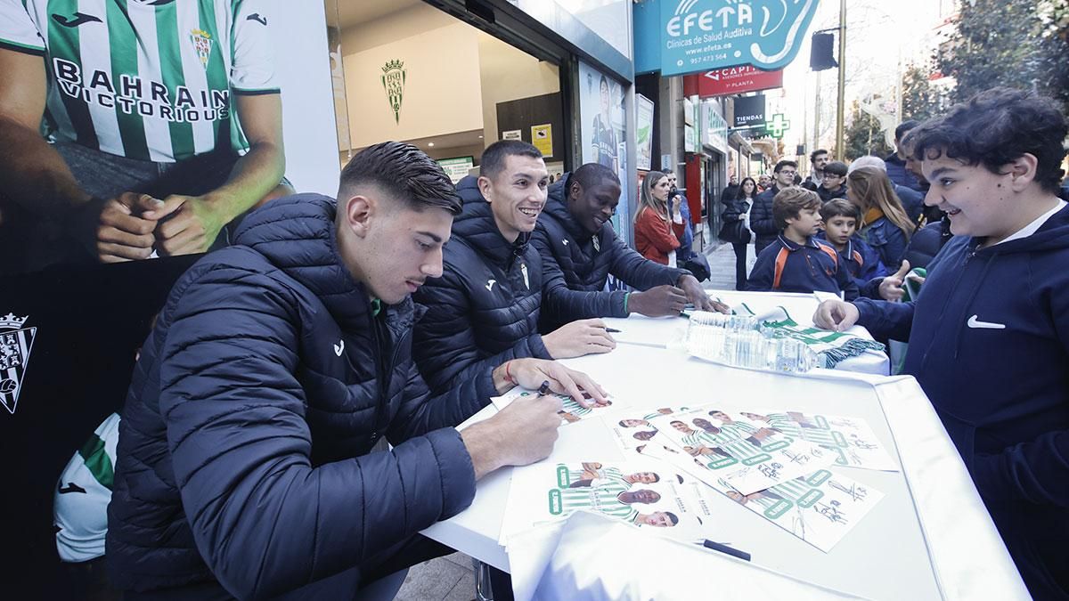 Requena, Fuentes y Fomeyem firman autógrafos en la tienda del Córdoba CF