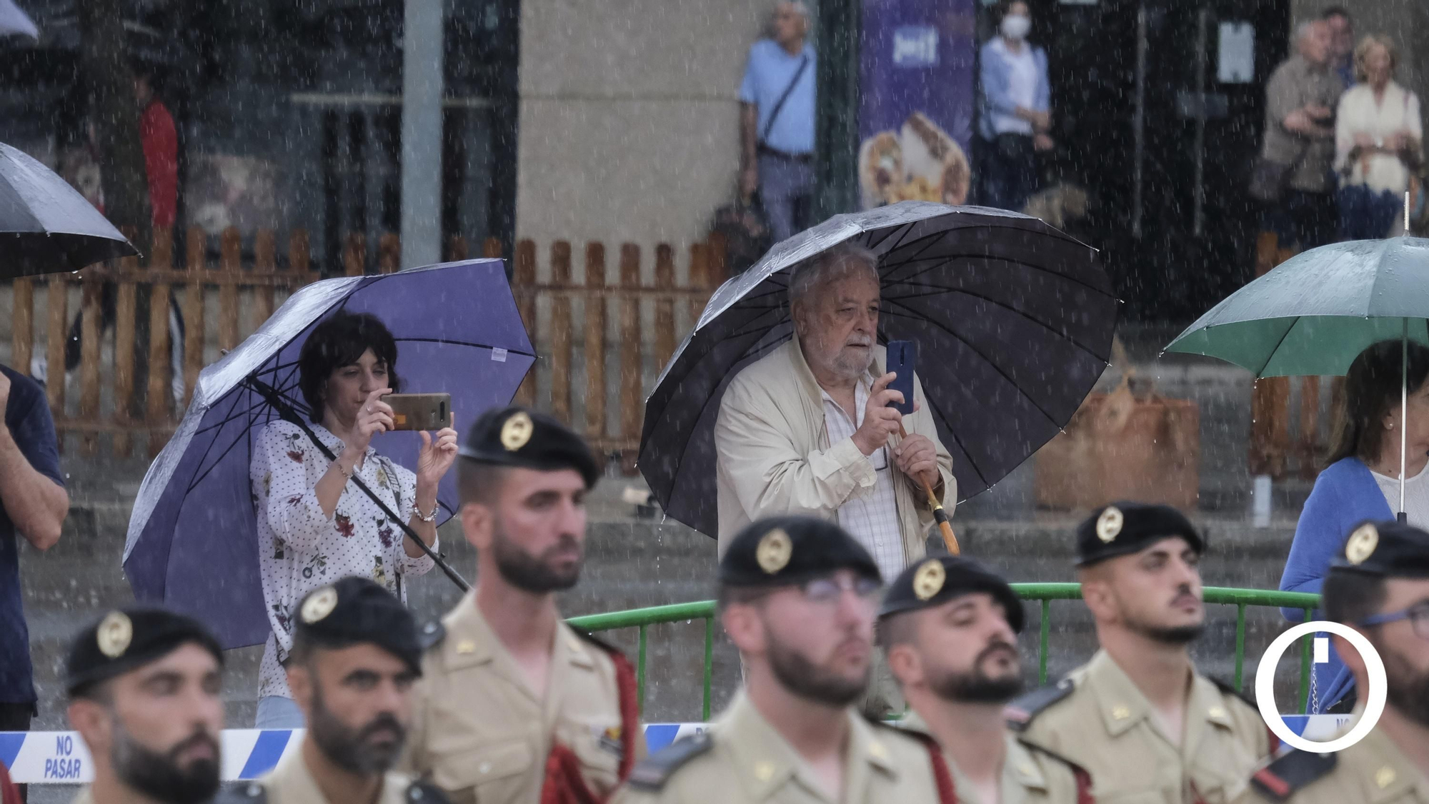 Izado de la bandera de España en la Plaza de España