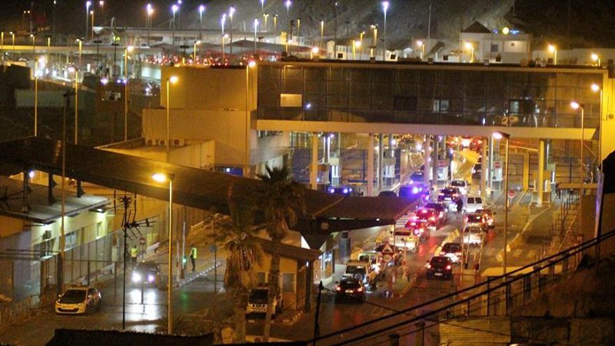 La frontera Ceuta-Marruecos, totalmente colapsada con más de 200 vehículos