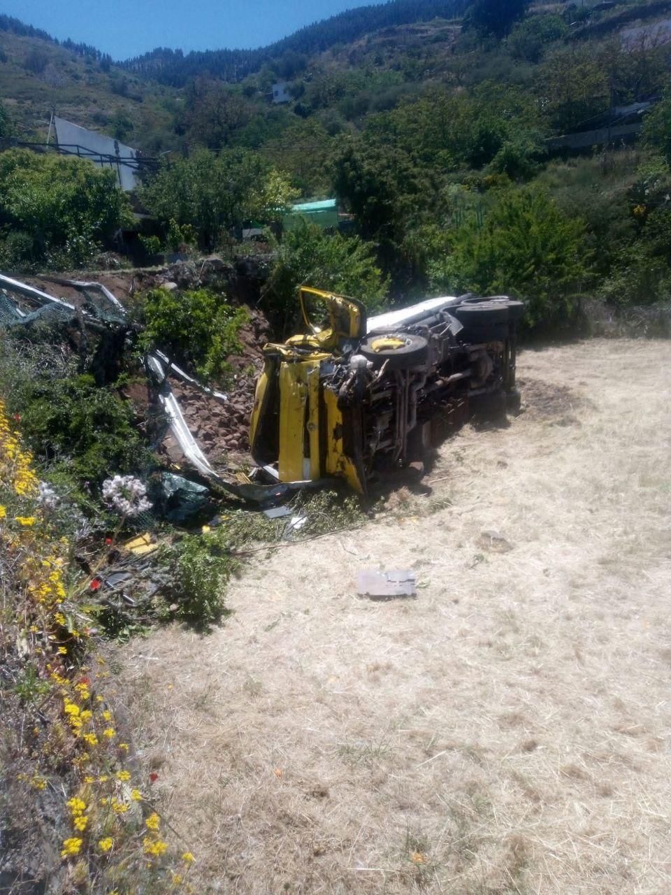 Estado en el que quedó el camión que se precipitó este miércoles por un terraplén de unos tres metros en San Mateo.