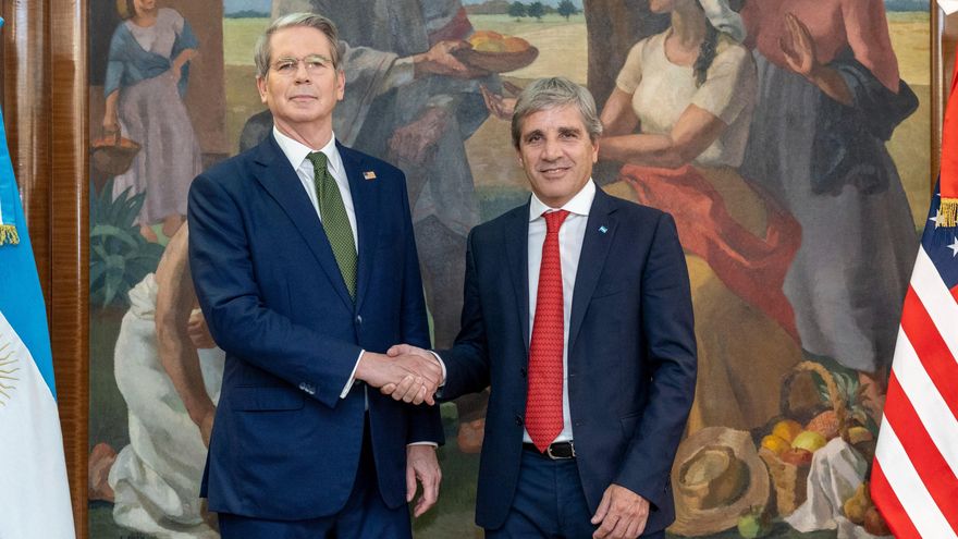 Scott Bessent habló de nuevo con Caputo y aclaró que EEUU "no está poniendo dinero en Argentina, le estamos dando una línea de swap”