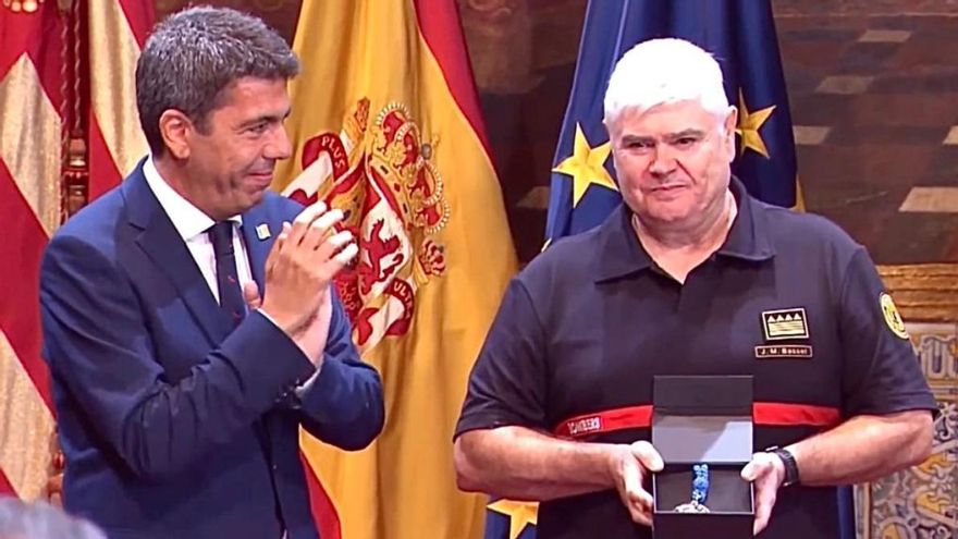 Carlos Mazón entrega la distinción de la Generalitat del 9 d'Octubre a José Miguel Basset.
