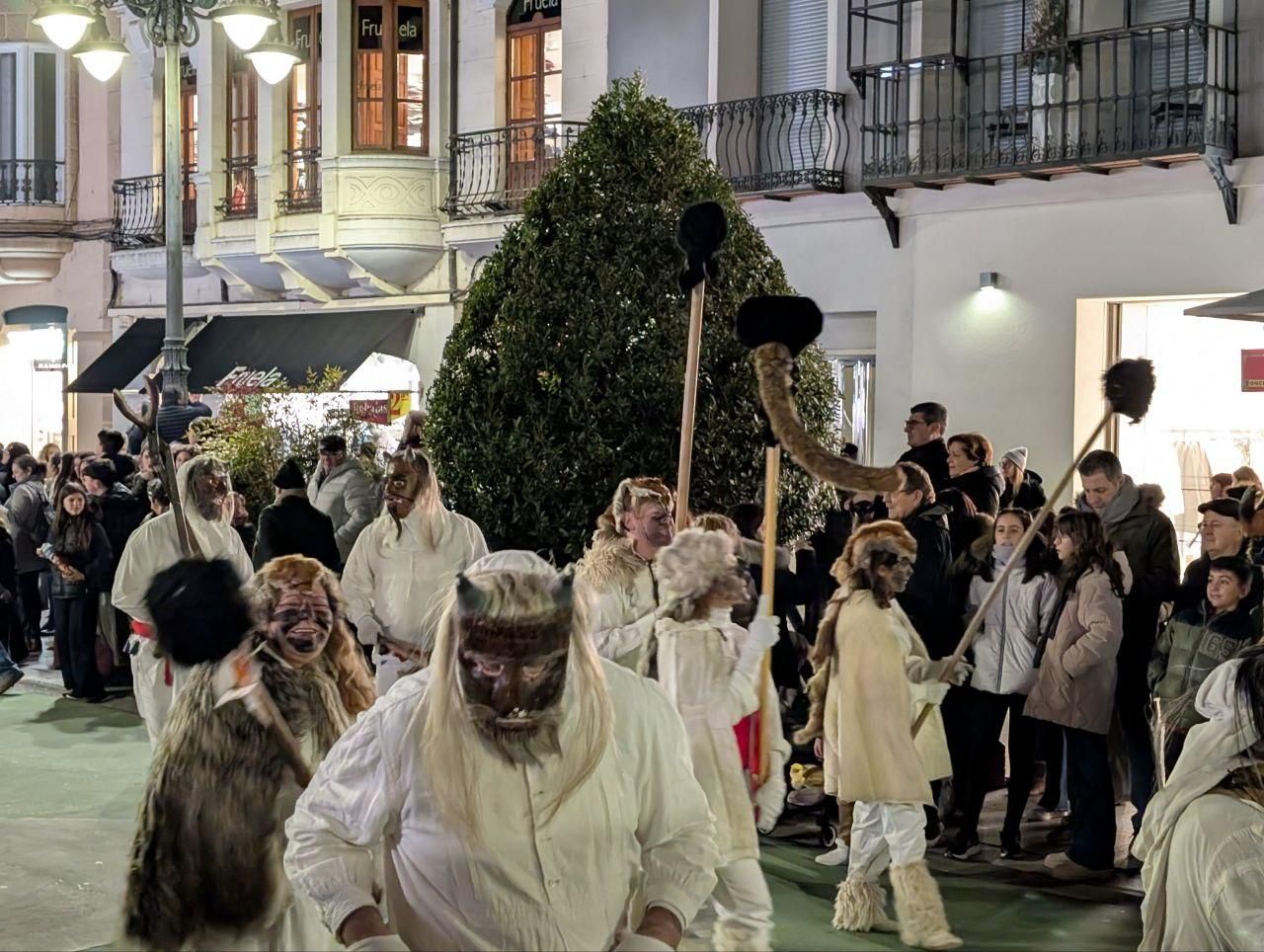 Los Antruejos de León pasean la auténtica tradición del Carnaval de los pueblos ante miles de personas