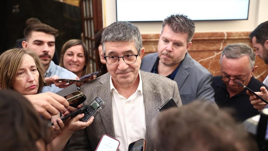 El portavoz del PSOE en el Congreso de los Diputados, Patxi López, ofrece declaraciones a los medios durante una sesión plenaria extraordinaria, en el Congreso de los Diputados, a 14 de julio de 2026, en Madrid (España).